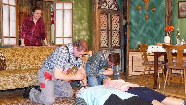 Dorftratsche Vevi Vogel (Lena Lauterbach, hinten) ist entsetzt, was da vor ihren Augen passiert. Dabei versuchen Max Maier (Siegfried Unkauf, links) und Fritz Scholle (Moritz Lauterbach) doch nur, Berta (Manuela Lindner) und Alma (Carina Kremer) wiederzubeleben. Foto: Klaus-Peter Wulf