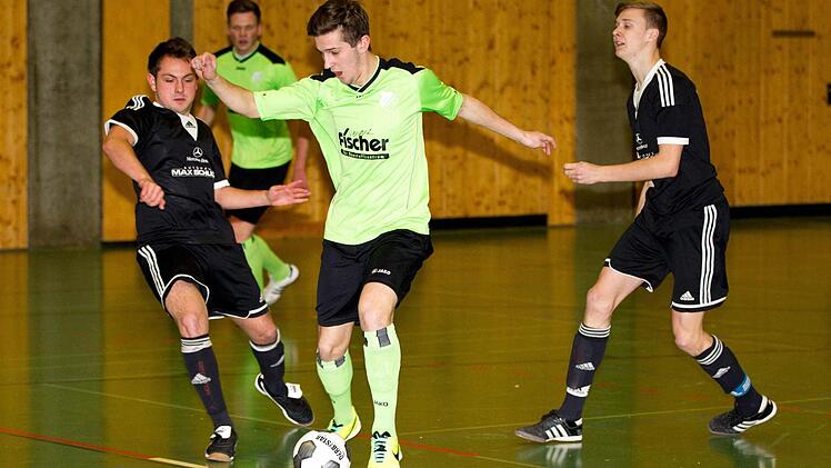 Gegen die stark eingeschätzten Sonnefelder gab sich der SV Friesen mit Andreas Baier (grünes Trikot) keine Blöße und siegte mit 2:1.