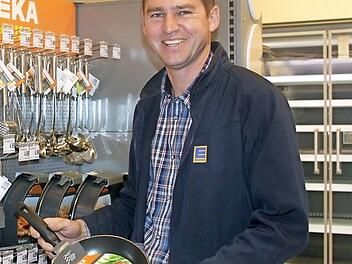 Letzte Arbeiten werden ausgeführt. Matthias Börschel in seinem neuen Edekamarkt Foto: Veronika Schadeck