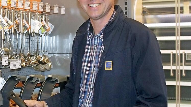 Letzte Arbeiten werden ausgeführt. Matthias Börschel in seinem neuen Edekamarkt Foto: Veronika Schadeck