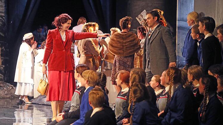 Szene aus der Neuinszenierung von "La Bohème" am Landestheater CoburgFoto: Henning Rosenbusch