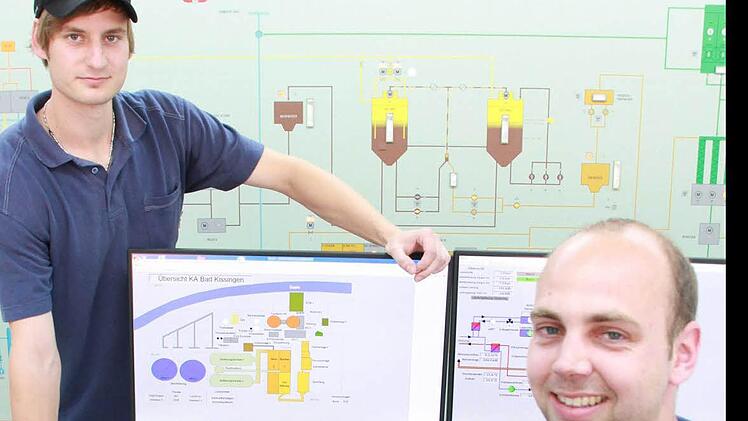 Tobias Dittrich und Jonny Heyne sind frisch gebackene Abwassermeister. Sie waren zwei von 30 Prüflingen aus ganz Deutschland, die in Lauingen an der Donau gebüffelt haben. Für die beiden Männer macht die Vielfalt und die Abwechslung ihren Beruf aus. Foto: Carmen Schmitt