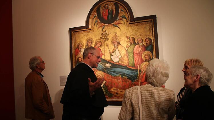 Pater Markus Reis kam schnell ins Gespräch über das Münenrstädter Kunstwerk. Foto: Heike Beudert