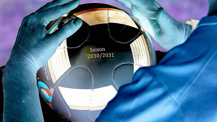 Ein Blick in die Fußball-Kugel macht deutlich: In der Saison 2030/2031 hat sich vieles verändert, und es gibt zahlreiche Neuerungen. Vieles bleibt aber, wie es momentan oder schon seit Jahren ist. Oder sind die Prophezeiungen doch nicht ernst gemeint?  Foto: Ralf Naumann