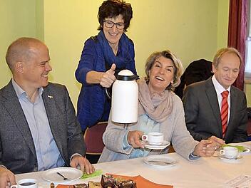 Doris Welker übt schon mal und schenkt Perry Soldan, Heidi Soldan und Markus Beck (v. l.) Kaffee ein. Foto: jb