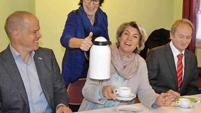 Doris Welker übt schon mal und schenkt Perry Soldan, Heidi Soldan und Markus Beck (v. l.) Kaffee ein. Foto: jb