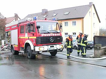 In der Burghaiger Straße löschte die Feuerwehr einen Terrassenbrand. Der Sachschaden wird auf rund 25 000 Euro geschätzt. Foto: Feuerwehr Kulmbach