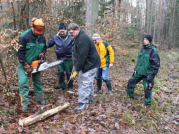 Bei der Arbeit (Zweiter v. r.)  Förster Wolfgang Göbel, Revierleiter aus Zentbechhofen mit den Jungs von der WAB-Kosbach.