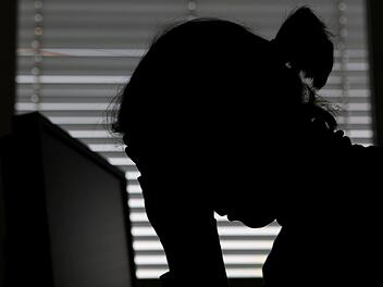 Depressive Menschen sprechen anders, die verwenden andere Wörter als gesunde Menschen. Foto:  Marijan Murat/dpa