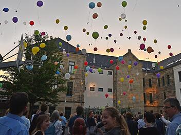 Zum Geburtstag von Herzog Ernst II schickte die Schulfamilie Grüße in Form von bunten Luftballons in den Himmel. Foto: Gabi Arnold