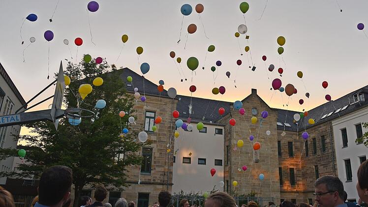 Zum Geburtstag von Herzog Ernst II schickte die Schulfamilie Grüße in Form von bunten Luftballons in den Himmel. Foto: Gabi Arnold