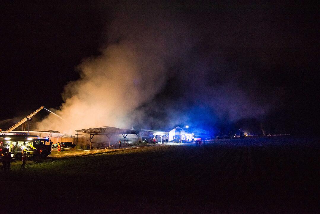 Fahrzeughalle im Kreis Kitzingen komplett ausgebrannt