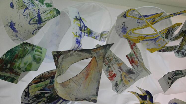 Mit einem schwebenden Textil- und Papier-Objekt deb&uuml;tierte Franziska G&ouml;tz bei der ARTUR 21