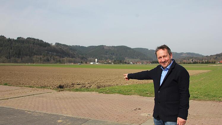Marktrodachs Bürgermeister Norbert Gräbner will das Gewerbegebiet "Gries III" in den nächsten Jahren um zehn bis 14 Hektar in Richtung Zeyern erweitern. Foto: Veronika Schadeck