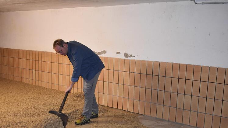 Aufwändig und zeitintensiv: die Arbeit in der TennenmälzereiPetra Malbrich