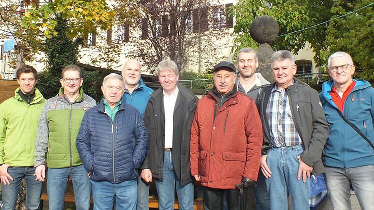 Manfred Welker (5. v. l.) im Kreise seiner Unterst&uuml;tzer.    Foto: privat