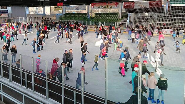 Auch am Dreik&ouml;nigstag herrschte in dem alten H&ouml;chstadter Eisstadion reger Betrieb.   Foto: Andreas Dorsch