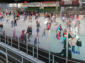 Auch am Dreikönigstag herrschte in dem alten Höchstadter Eisstadion reger Betrieb.   Foto: Andreas Dorsch