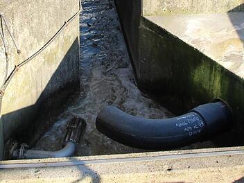 Aus dem Rohr rechts fließt neuerdings das Abwasser aus Zeckern in die Adelsdorfer Kläranlage. Für Ralf Olmesdahl, Bürgermeisterkandidat der "Adelsdorfer Bürger" Anlass zur Kritik. Foto: Andreas  Dorsch