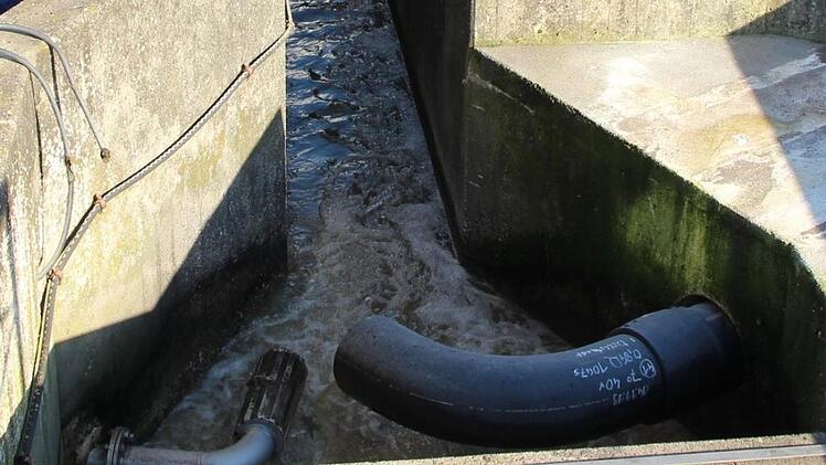 Aus dem Rohr rechts fließt neuerdings das Abwasser aus Zeckern in die Adelsdorfer Kläranlage. Für Ralf Olmesdahl, Bürgermeisterkandidat der "Adelsdorfer Bürger" Anlass zur Kritik. Foto: Andreas  Dorsch