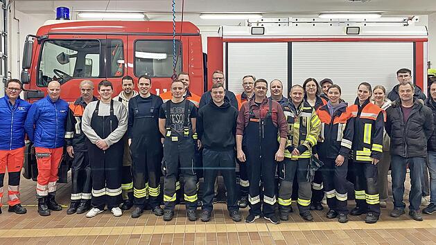 Die Helfer vor Ort aus Burkardroth und die Mitglieder der Feuerwehr Waldfenster übten gemeinsam den Ernstfall, um ihre Zusammenarbeit zu verbessern.