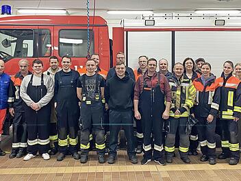 Die Helfer vor Ort aus Burkardroth und die Mitglieder der Feuerwehr Waldfenster &uuml;bten gemeinsam den Ernstfall, um ihre Zusammenarbeit zu verbessern.