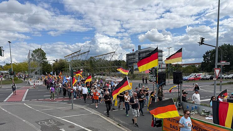 Gro&szlig;demonstrationen in Bamberg: Rechter Aufzug trifft auf Gegenprotest