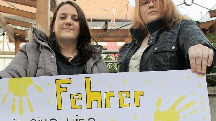 Das Motto der "Kinderdemo" haben Daniela Nikolic und Johanna Weiß auch auf Plakate geschrieben. Foto: Riegler
