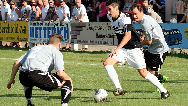 Mit Elan versucht hier der Sander Dominik Barth (Mitte) den Ansbachern zu entkommen; links Heiko Kandler, rechts Patrick Söldner. Foto: Günther Geiling
