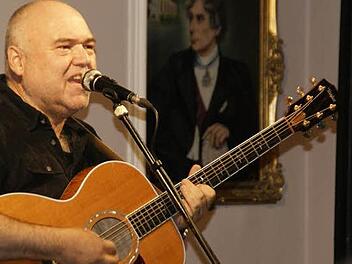 Gefühlvoll, knallhaft und virtuos zugleich: Wolfgang Buck begeisterte sein Publikum in Eltmann mit seinem neuen Programm "Genau underm Himml". Foto: Sabine Weinbeer