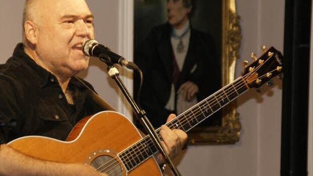 Gefühlvoll, knallhaft und virtuos zugleich: Wolfgang Buck begeisterte sein Publikum in Eltmann mit seinem neuen Programm "Genau underm Himml". Foto: Sabine Weinbeer