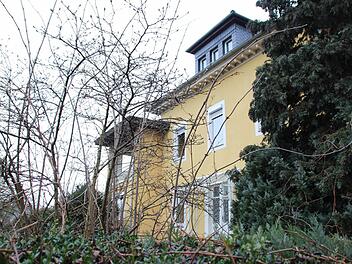 Die Stadt hat das Haus in der Ketschendorfer Straße 20 auf die Denkmalliste gesetzt und den Abriss untersagt. Damit hat sie rechtens gehandelt, entscheidet das Verwaltungsgericht und weist die Klage der Eigentümerin ab. Foto: Helke Renner