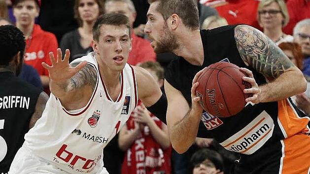 Der Ex-Ulmer Daniel Theis (l.) im Duell mit dem Ex-Bamberger Tim Ohlbrecht, der nach auskurierter Kn&ouml;chelverletzung heute wohl wieder dabei sein wird. Foto: sportpress
