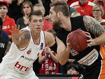 Der Ex-Ulmer Daniel Theis (l.) im Duell mit dem Ex-Bamberger Tim Ohlbrecht, der nach auskurierter Knöchelverletzung heute wohl wieder dabei sein wird. Foto: sportpress