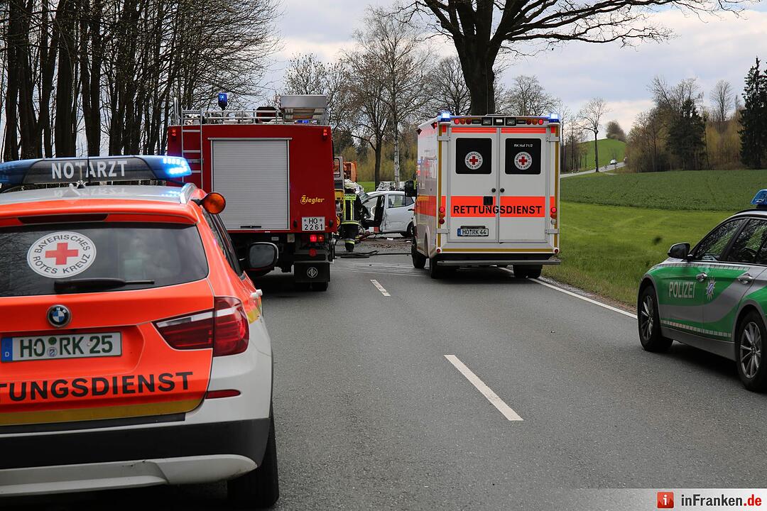 18-jähriger Autofahrer prall bei Konradsreuth gegen Baum