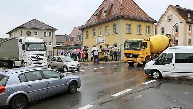 An der Kreuzung vor der Elisabethenkirche in Sche&szlig;litz herrscht zu Sto&szlig;zeiten ein enormes Verkehrsaufkommen. Foto: Barbara Herbst