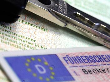 Bundeskanzlerin Angela Merkel (CDU) hat eine z&uuml;gige Einf&uuml;hrung von Fahrverboten als eigenst&auml;ndige Sanktion im allgemeinen Erwachsenen- und Jugendstrafrecht angemahnt. Foto: dpa