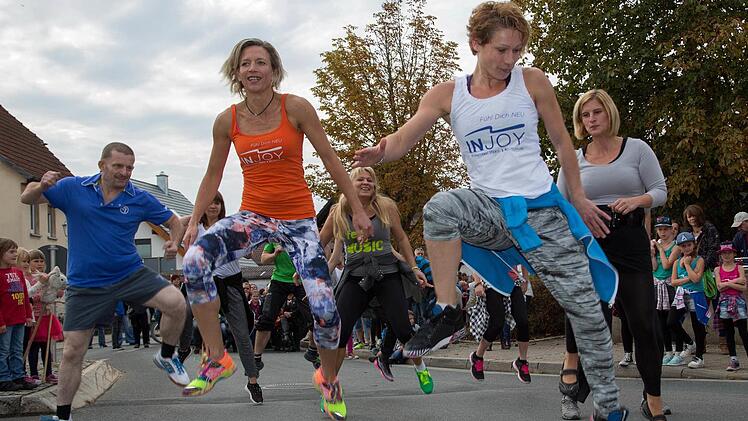 Bewundernswert ist die Kondition der Teilnehmer bei der Zumba-Vorführung des Fitnessstudios "Injoy".