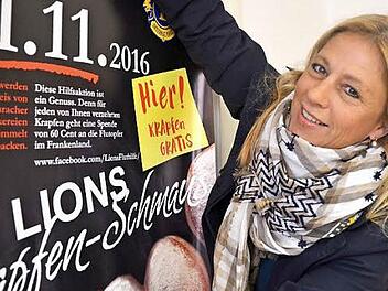 Mit gro&szlig;en Plakaten werben die Lions, hier Organisatorin Beatrice Bieger, f&uuml;r die Aktion.  Foto: Bernhard Panzer