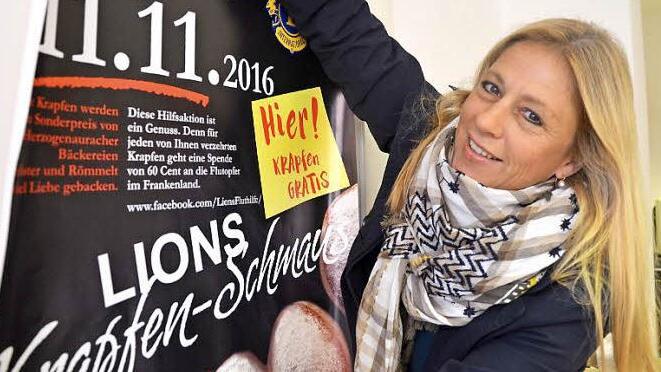 Mit gro&szlig;en Plakaten werben die Lions, hier Organisatorin Beatrice Bieger, f&uuml;r die Aktion.  Foto: Bernhard Panzer