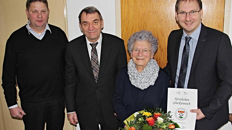 Über die Glückwünsche zu ihrem 90. Geburtstag von Gemeinderat Rupert Fichtner, stellvertretenden Landrat Oskar Ebert und Bürgermeister Wolfram Thein (von links) freute sich die Jubilarin Erna Engmann. Foto: Helmut Will