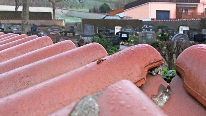 Teile der Friedhofsmauer in Wirmsthal Foto: Anja Greiner