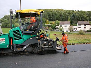 In Arnshausen wird derzeit die Ortsdurchfahrt geteert.  Foto: Ralf Ruppert