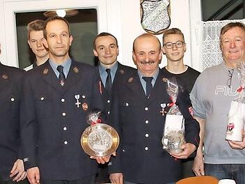 Die neuen Vorstandsmitglieder des Feuerwehrvereins Stöppach zusammen mit den Gehrten (Jens Golle, Fünfter von links), Hartmut Reißenweber (Siebter von links) und Gerald Reißenweber (Dritter von rechts)  Foto: Michael Stelzner