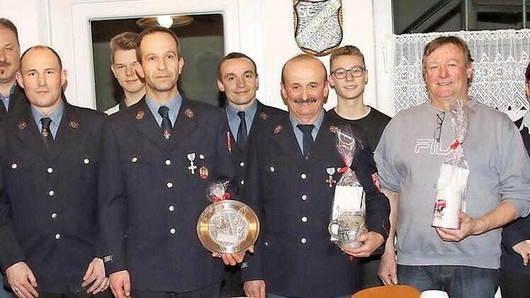 Die neuen Vorstandsmitglieder des Feuerwehrvereins Stöppach zusammen mit den Gehrten (Jens Golle, Fünfter von links), Hartmut Reißenweber (Siebter von links) und Gerald Reißenweber (Dritter von rechts)  Foto: Michael Stelzner