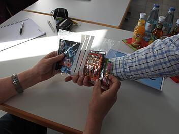 Klaus Steinhübl zeigt Kräutermischungen. Foto: Carmen Schwind