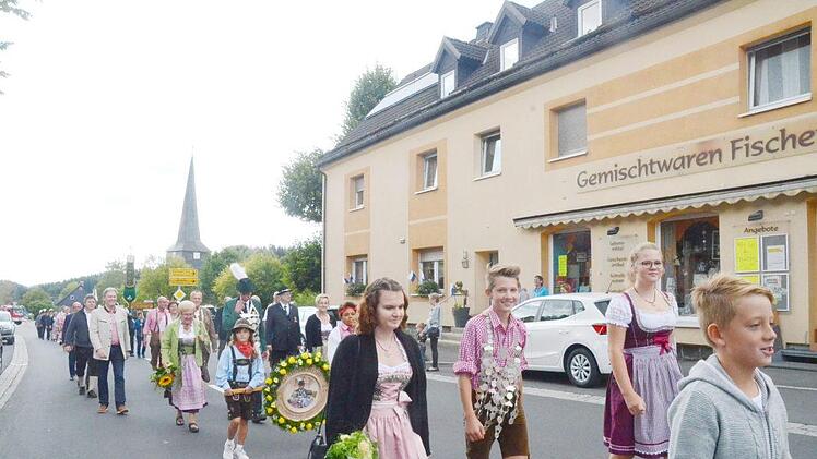Sie führten den Schützenfestzug in Steinbach am Wald mit Ehrengästen an: Jungschützenkönig Paul Krischke, Schützenkönig Heribert Fröba, Landrat Klaus Löffler (hinten links).K.- H. Hofmann