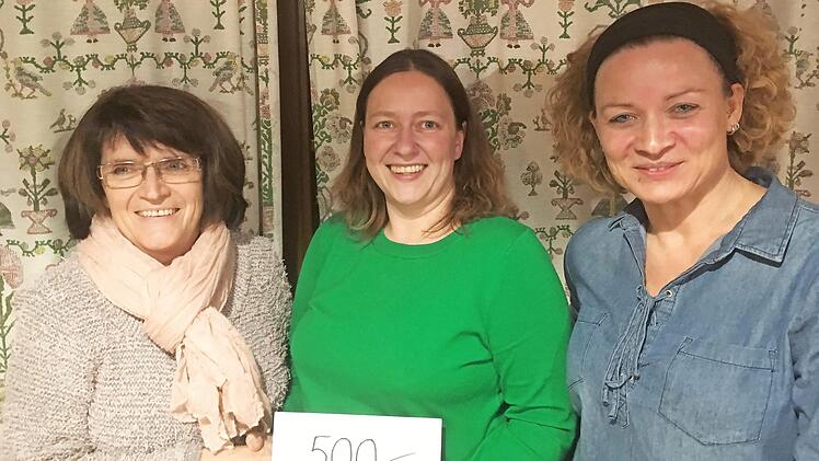 Gut gebrauchen können die "Wallnfelse Fousanoachter" die Spende des Frauenbundes Wallenfels in Höhe von 500 Euro; von links im Bild sind Elisabeth Behrschmidt, Präsidentin Carolin Wicklein und Vizepräsidentin Sandra Krüglein. Foto: privat