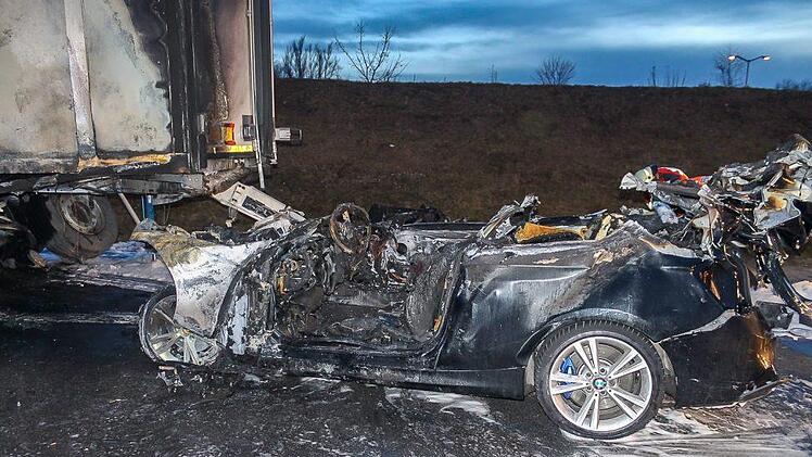 Am Sonntag kollidierte auf der A3 bei Deggendorf ein Auto mit einem Sattelzug. 50 bis 60 Gaffer erschwerten die Rettungsarbeiten.  Foto: Walter Wisberger/dpa