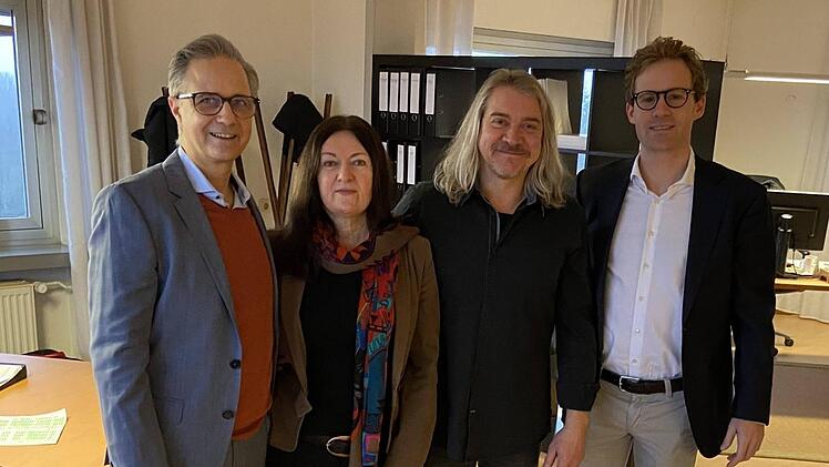Das Gründerehepaar Carola und Gerald Klimke (Mitte) mit dem neuen Inhaber Thomas Schlosser (links) und Daniel Schmidt von der VR Equitypartner GmbH.Signet Wohnmöbel
